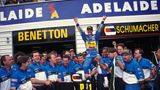 Schumacher feiert mit seinem Benetton-Team seinen ersten WM-Titel