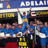 Schumacher feiert mit seinem Benetton-Team seinen ersten WM-Titel