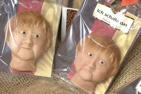 Kanzlerin als Süßware: Angela Merkel aus Marzipan: "Ruhestand – ich schaffe das"