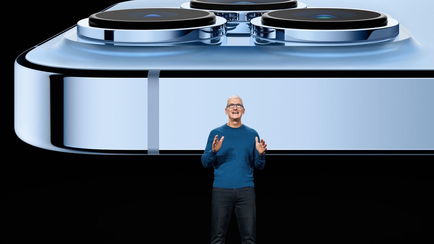 Apple-CEO Tim Cook vor dem neuen IPhone Pro Apple-CEO Tim Cook vor dem neuen IPhone Pro