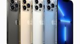 Keynote "California Streaming": Der Star des Abends waren - natürlich - die neuen Modelle des iPhone 13. Hier sind die Pro-Modelle zu sehen. Sie erinnern vom grundsätzlichen Design sehr an die Vorgänger, sind an den neuen Farben und den größeren Kameralinsen aber gut zu erkennen.