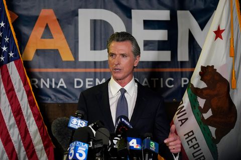 Der kalifornische Gouverneur Gavin Newsom spricht zu Reportern
