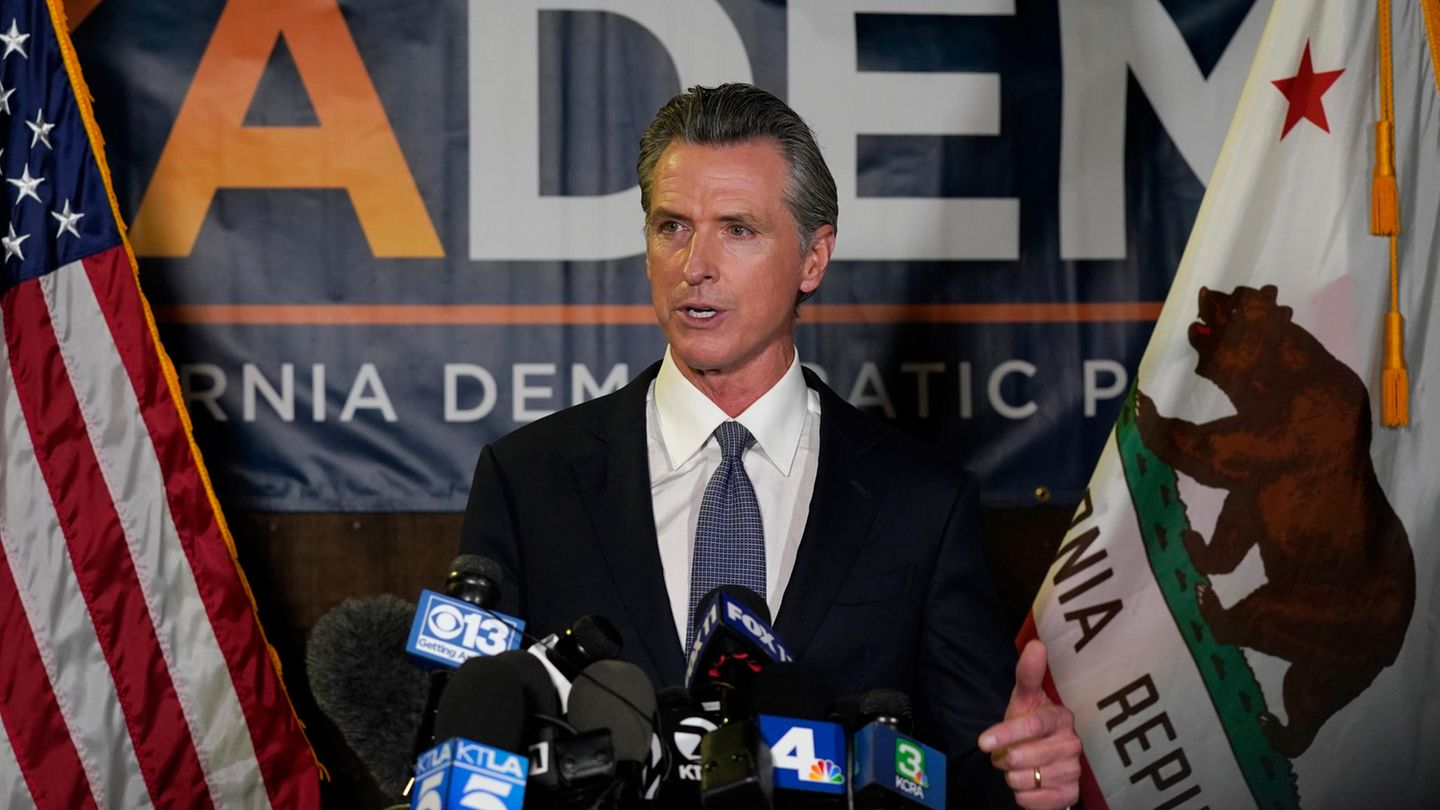 California: Democratic governor Newsom is forecast to remain in office
