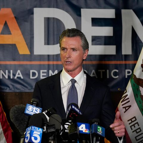 Der kalifornische Gouverneur Gavin Newsom spricht zu Reportern