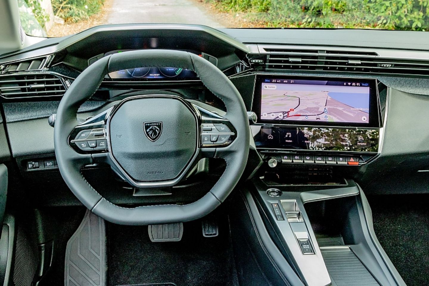 Der zehn Zoll Touchscreen fügt sich gut in die Instrumententafel ein