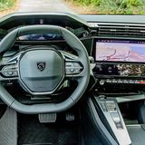 Der zehn Zoll Touchscreen fügt sich gut in die Instrumententafel ein