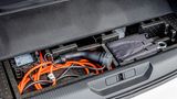 Unter dem Ladeboden findet das Ladekabel Platz