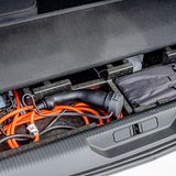 Unter dem Ladeboden findet das Ladekabel Platz