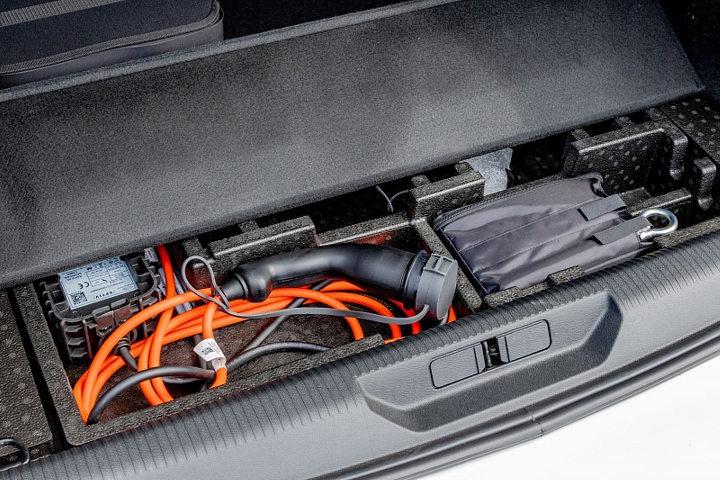 Unter dem Ladeboden findet das Ladekabel Platz