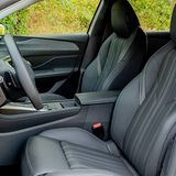 Die Sitze sind bequem, aber man sollte die ausfahrbare Beinauflage ordern