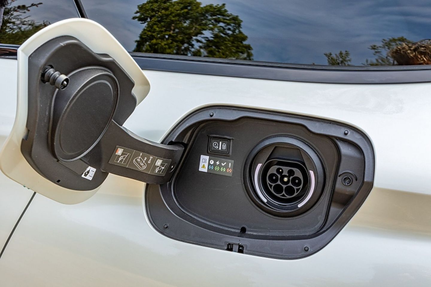 Die 12,4 kWh-Batterie ist an einer Wallbox nach 1:55 Stunden vollständig gefüllt