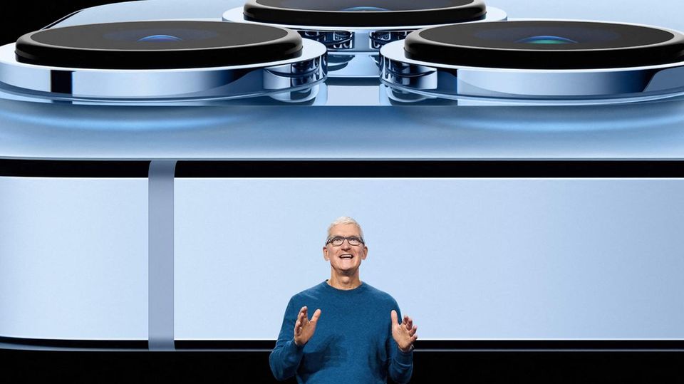 Apple CEO Tim Cook stellt das neue iPhone 13 vor