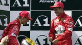 Schumacher verbeugt sich auf dem Siegertreppchen vor Teamkollege Rubens Barrichello