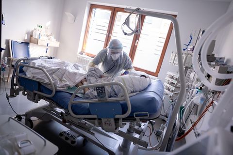 Hospitalisierungsinzidenz RKI: Ein Intensivpfleger kümmert sich um eine an Covid-19 erkrankte Patientin