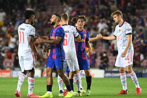 Nach der 0:3-Niederlage zum Auftakt der Champions League verabschieden sich Spieler vom FC Barcelona und von Bayern München