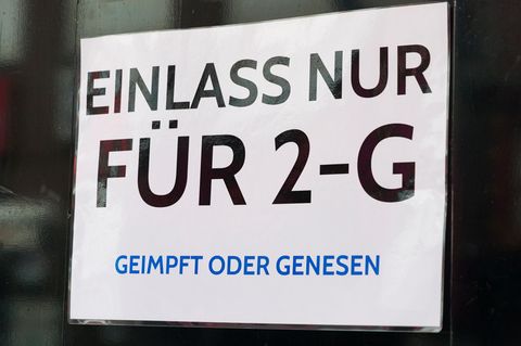 Ein Schild weist auf die 2G-Regel hin