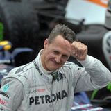 Schumacher hebt nach dem Rennen in Sao Paulo den Daumen