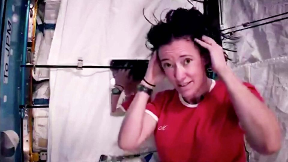 Schwerelosigkeit: Wie wäscht man eigentlich im Weltall Haare? Nasa-Astronautin macht es vor Schwerelosigkeit: Wie wäscht man eigentlich im Weltall Haare? Nasa-Astronautin macht es vor