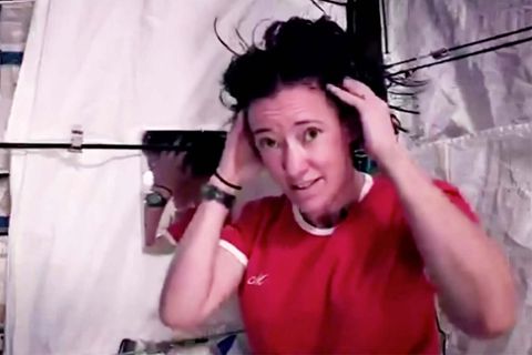 Schwerelosigkeit: Wie wäscht man eigentlich im Weltall Haare? Nasa-Astronautin macht es vor