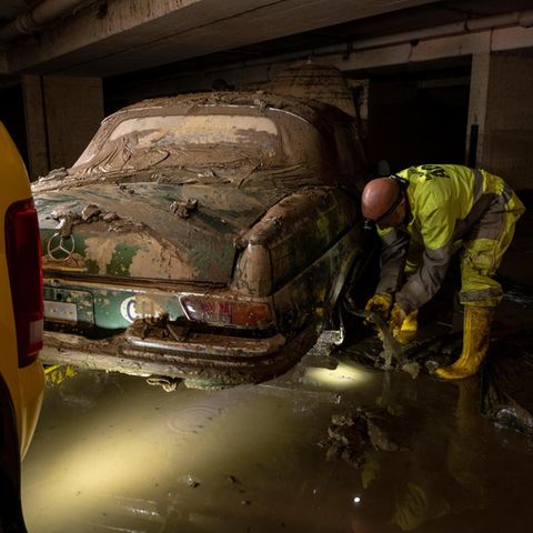 Bergung von Autos aus einer Tiefgarage und einem Garten