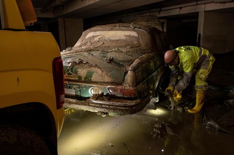 Bergung von Autos aus einer Tiefgarage und einem Garten
