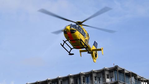 Ein Rettungshubschrauber brachte den verletzten Fahrer nach dem Unfall auf der A45 in eine Klinik
