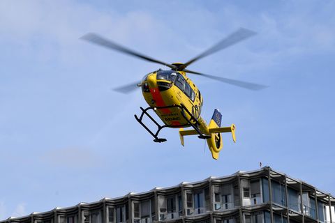 Ein Rettungshubschrauber brachte den verletzten Fahrer nach dem Unfall auf der A45 in eine Klinik