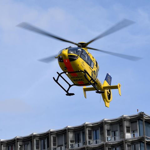 Ein Rettungshubschrauber brachte den verletzten Fahrer nach dem Unfall auf der A45 in eine Klinik