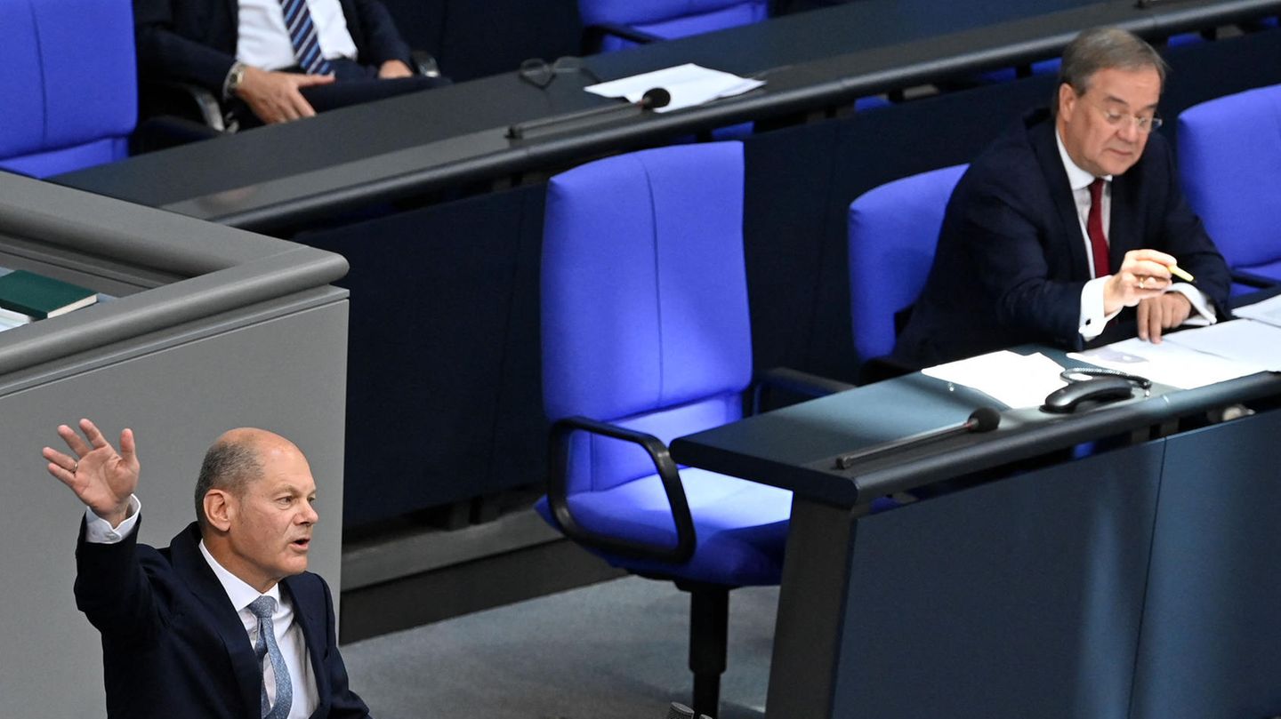 Im Bundestag: Olaf Scholz gestikuliert am Rednerpult, Armin Laschet in der Länderbank