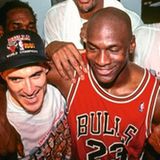 Top  "The Last Dance" (Netflix): Die letzte Meisterschaft der legendären Chicago Bulls - erzählt von Michael Jordan, der dabei im Lehnstuhl sitzt und einen Drink nimmt.