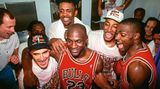 Top  "The Last Dance" (Netflix): Die letzte Meisterschaft der legendären Chicago Bulls - erzählt von Michael Jordan, der dabei im Lehnstuhl sitzt und einen Drink nimmt.