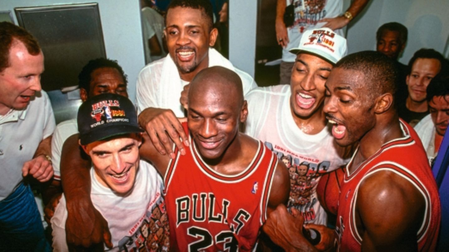 Doku-Boom: Top "The Last Dance" (Netflix): Die letzte Meisterschaft der legendären Chicago Bulls - erzählt von Michael Jordan, der dabei im Lehnstuhl sitzt und einen Drink nimmt. Top "The Last Dance" (Netflix): Die letzte Meisterschaft der legendären Chicago Bulls - erzählt von Michael Jordan, der dabei im Lehnstuhl sitzt und einen Drink nimmt.