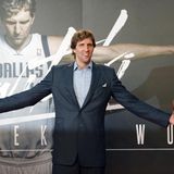 Top  "Nowitzki – Der perfekte Wurf“ (Netflix): Der Film beleuchtet Nowitzkis so wichtiges Verhältnis zu seinem Trainer Holger Geschwindner. Ohne ihn wäre Nowitzki wohl niemals ein Superstar in den USA geworden.