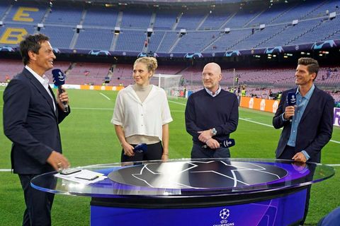 Erster Auftritt: Moderator Sebastian Hellmann (von links) diskutiert mit Kim Kulig, Matthias Sammer und Mario Gomez über das Spiel.