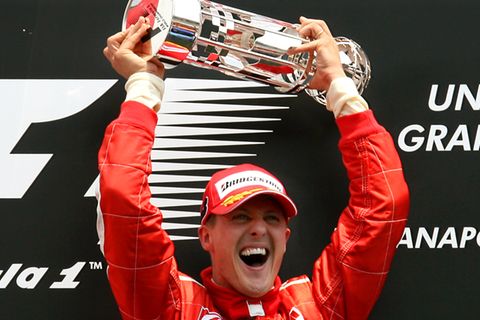 Insgesamt 91 Siege feierte Michael Schumacher in seiner Formel-1-Karriere. Bis zu seinem Karriereende war das absoluter Spitzenwert. Mit einem Sieg in Portugal löste Lewis Hamilton Schumacher im Oktober 2020 an der Spitze ab.