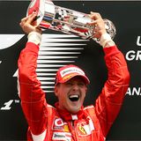 Insgesamt 91 Siege feierte Michael Schumacher in seiner Formel-1-Karriere. Bis zu seinem Karriereende war das absoluter Spitzenwert. Mit einem Sieg in Portugal löste Lewis Hamilton Schumacher im Oktober 2020 an der Spitze ab.