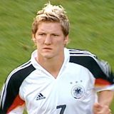 Flop  "Schweinsteiger" (Amazon): Bildgewaltige Heiligsprechung von Bastian Schweinsteiger. Tiefpunkt: Produzent Til Schweiger kommt selbst ins Bild und erzählt ein paar Fußballweisheiten.