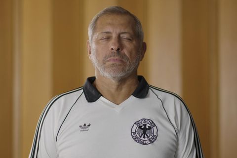 Top  "Schwarze Adler" (ZDF, Amazon): Dunkelhäutige Fußballspielerinnen und Spieler erzählen von Rassismus und Diskriminierung auf dem Rasen. Leise und zugleich eindringliche Reportage von Torsten Körner. 
