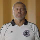 Top  "Schwarze Adler" (ZDF, Amazon): Dunkelhäutige Fußballspielerinnen und Spieler erzählen von Rassismus und Diskriminierung auf dem Rasen. Leise und zugleich eindringliche Reportage von Torsten Körner. 