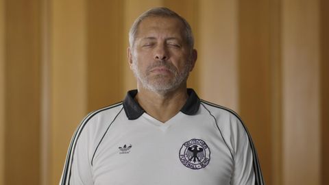 Top  "Schwarze Adler" (ZDF, Amazon): Dunkelhäutige Fußballspielerinnen und Spieler erzählen von Rassismus und Diskriminierung auf dem Rasen. Leise und zugleich eindringliche Reportage von Torsten Körner. 
