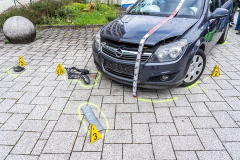Ein nachgestellter Autounfall (Symbolbild). Bei einem Unfall in Kaufbeuren wurden zwei Kleinkinder verletzt.