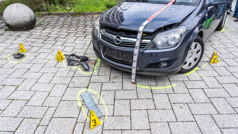 Ein nachgestellter Autounfall (Symbolbild). Bei einem Unfall in Kaufbeuren wurden zwei Kleinkinder verletzt.