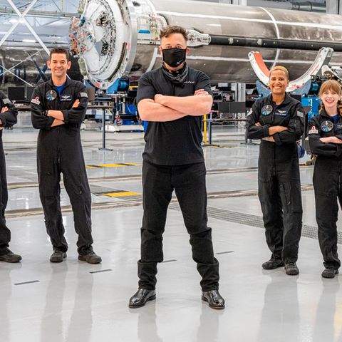 SpaceX Inspiration4: Elon Musk posiert mit der Crew