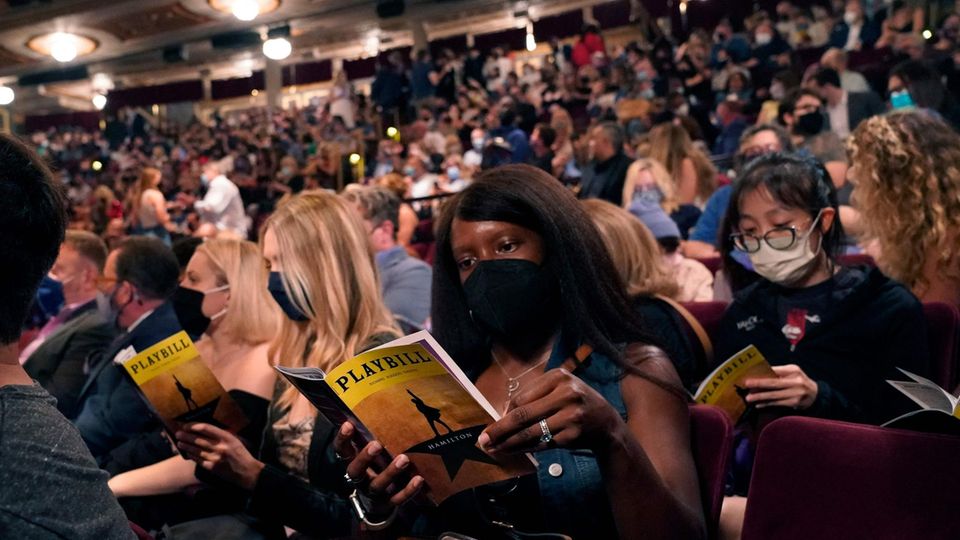 Premiere von vier Hit-Musicals: Nach 18 Monaten Pause: Das Theater des Musicals "Hamilton" ist bis auf den letzten Platz besetzt. Nach 18 Monaten Pause: Das Theater des Musicals "Hamilton" ist bis auf den letzten Platz besetzt.