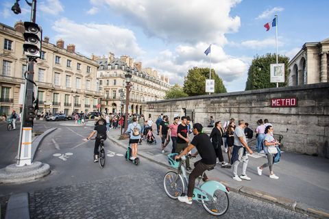 Fahrräder und Fußgänger am Place de la Concorde