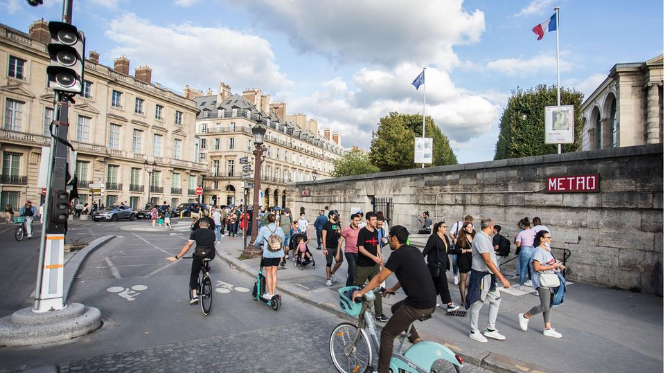 Fahrräder und Fußgänger am Place de la Concorde
