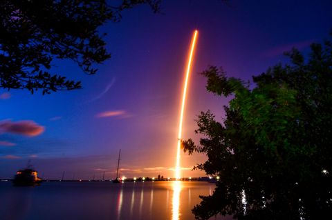 Eine SpaceX Falcon 9 Rakete mit vier Privatpersonen an Bord hebt von der Rampe 39A des Kennedy Space Centers ab