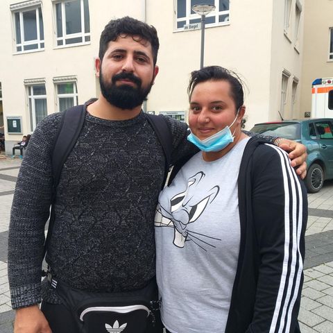 Sabrina Farman und ihr Verlobter Salam vor ihrem gemeinsamen Impftermin. Er wählte Johnson&Johnson, sie Biontech