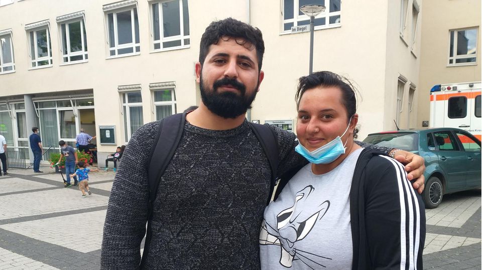 Sabrina Farman und ihr Verlobter Salam vor ihrem gemeinsamen Impftermin. Er wählte Johnson&Johnson, sie Biontech