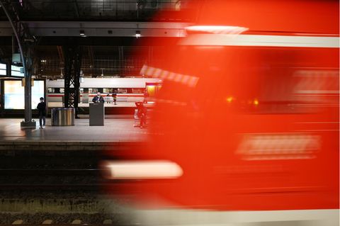 Ein Zug fährt in den Hauptbahnhof von Köln